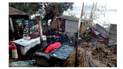 সোনাতলায় বসতবাড়িতে অগ্নীকান্ডে ২ লক্ষাধিক টাকার মালামাল ভস্মীভূত