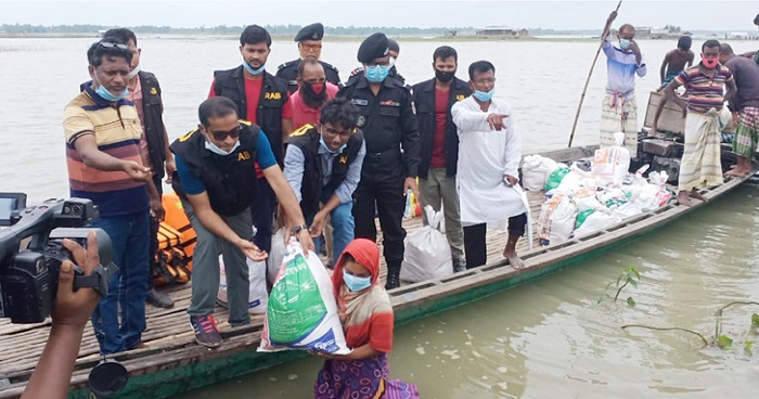 টাঙ্গাইলে বন্যার্তদের মাঝে র‌্যাবের ত্রাণসামগ্রী বিতরণ