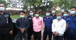 বগুড়ায় চোলাই মদসহ আটক ৩ বগুড়ায় চোলাই মদসহ আটক ৩