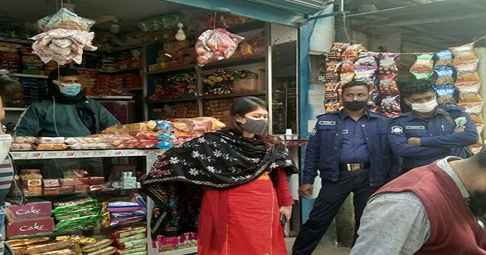 বগুড়ায় ভ্রাম্যমান আদালতে মাস্ক না পরায় জরিমানা বগুড়ায় ভ্রাম্যমান আদালতে মাস্ক না পরায় জরিমানা