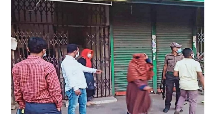বগুড়ায় আবাসিক হোটেলে অভিযান, ৭ নারীসহ ৯ জনের জরিমানা বগুড়ায় আবাসিক হোটেলে অভিযান, ৭ নারীসহ ৯ জনের জরিমানা