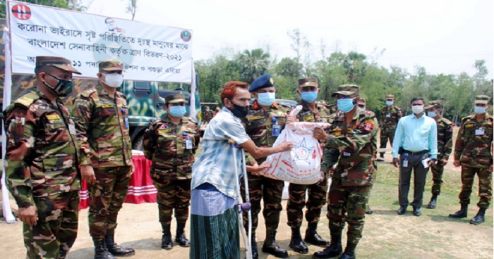 বগুড়ায় সেনানিবাসের ব্যবস্থাপনায় অসহায়-দু:স্থদের মাঝে ত্রাণ বিতরণ