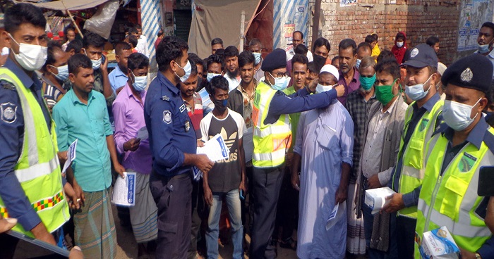 শাজাহানপুরের হাইওয়ে পুলিশের করোনা সচেতনতায় লিফলেট ও মাস্ক বিতরণ