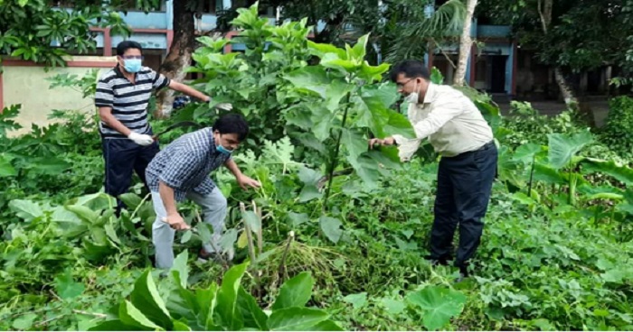 বগুড়া ধুনটে উপ: চেয়ারম্যান-ইউএনও যখন পরিচ্ছন্ন কর্মী