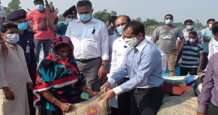 শিবালয়ে বন্যার্তদের মাঝে প্রধানমন্ত্রীর মুখ্য সচিবের ত্রাণ বিতরণ