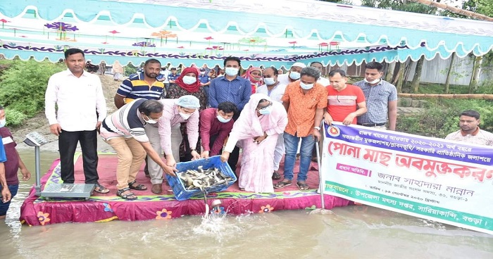 বগুড়ার সারিয়াকান্দিতে বাঙালি নদীতে পোনা মাছ অবমুক্তকরণ