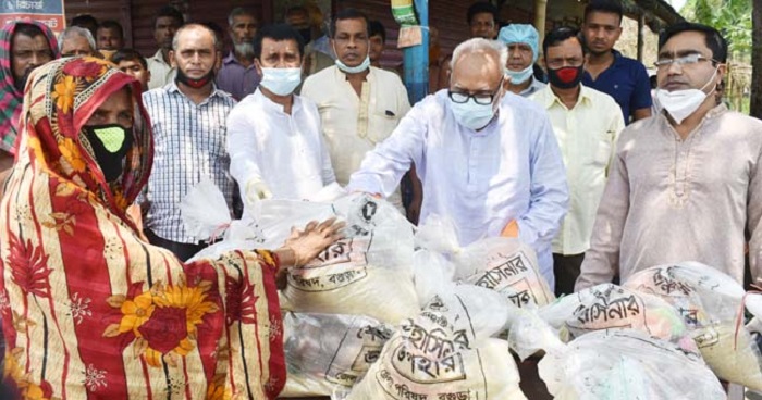 বগুড়া জেলা পরিষদের অর্থায়নে ৫ হাজার মানুষের মাঝে ত্রাণ বিতরণ