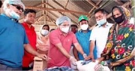সারিয়াকান্দিতে বন্যা কবলিত এলাকায় ইউএনওর চাল বিতরণ সারিয়াকান্দিতে বন্যা কবলিত এলাকায় ইউএনওর চাল বিতরণ