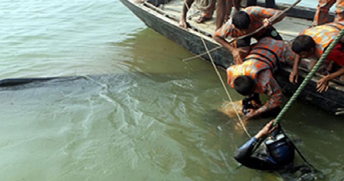 বুড়িগঙ্গায় অর্ধশতাধিক যাত্রী নিয়ে লঞ্চডুবি