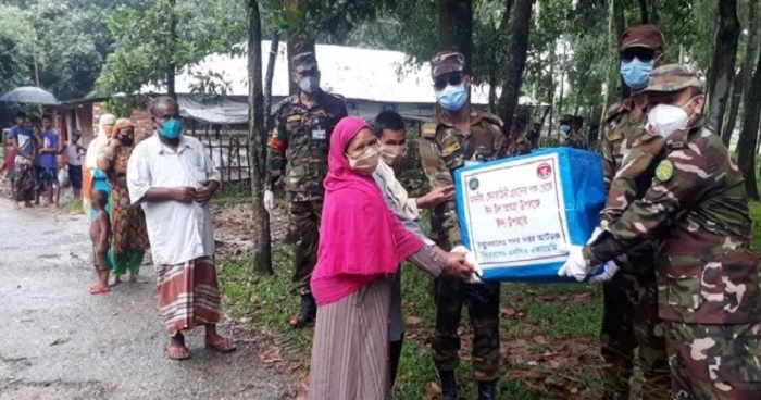 বগুড়ায় সেনা প্রধানের ঈদ উপহার পেলেন হতদরিদ্র মানুষেরা