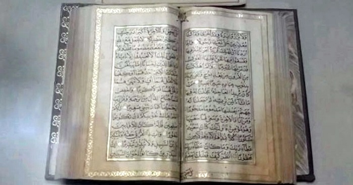 বাদশাহ আলমগীরের হাতে লেখা কুরআন মাজিদ বাদশাহ আলমগীরের হাতে লেখা কুরআন মাজিদ