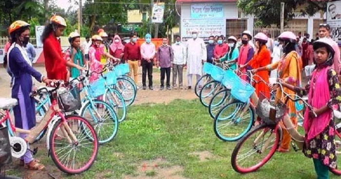 শেরপুরে ক্ষুদ্র নৃ-গোষ্টিদের মাঝে শিক্ষাবৃত্তি বাই-সাইকেল বিতরণ