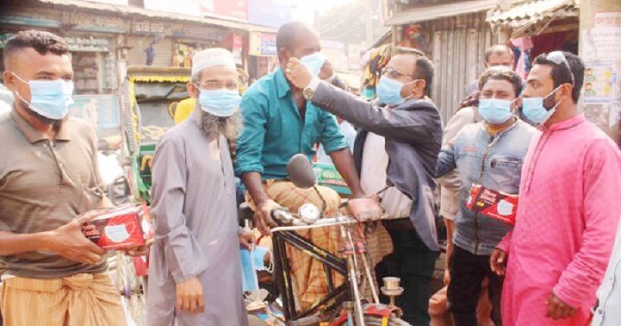 সারিয়াকান্দিতে জাতীয় শ্রমিক লীগের মাস্ক বিতরণ