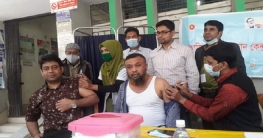 শিবগঞ্জে করোনার টিকা নিলেন উপজেলা চেয়ারম্যান ও ইউএনও শিবগঞ্জে করোনার টিকা নিলেন উপজেলা চেয়ারম্যান ও ইউএনও