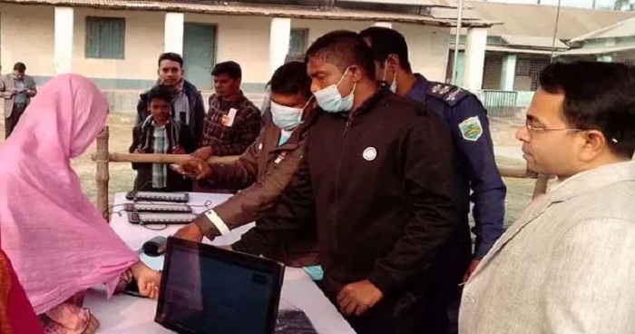 সারিয়াকান্দিতে ইভিএম পদ্ধতিতে ভোট গ্রহণের প্রদর্শনী