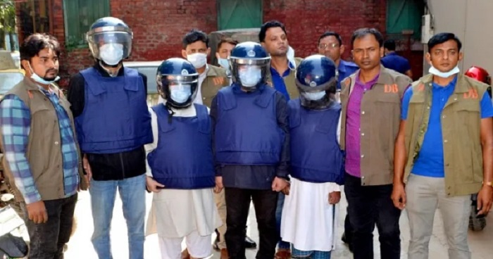 বগুড়ায় অস্ত্র-গুলি-বিস্ফোরকসহ নব্য জেএমবির ৪ সদস্য আটক বগুড়ায় অস্ত্র-গুলি-বিস্ফোরকসহ নব্য জেএমবির ৪ সদস্য আটক