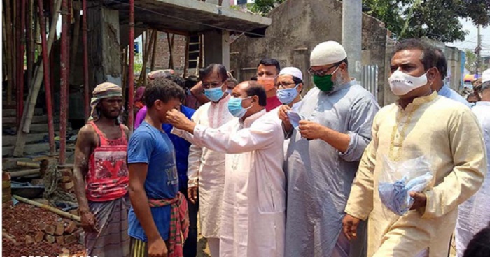 শেরপুরে জেলা আ`লীগ সভাপতির গনসচেতনা ও বিনামূল্যে মাস্ক বিতরণ