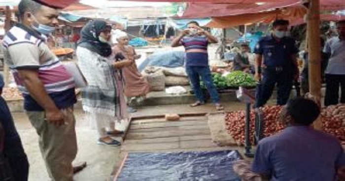 সোনাতলায় নিত্য পন্যের দাম নিয়ন্ত্রনে বাজারে ইউএনও’র অভিযান সোনাতলায় নিত্য পন্যের দাম নিয়ন্ত্রনে বাজারে ইউএনও’র অভিযান