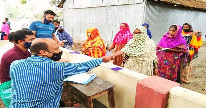 সারিয়াকান্দি ভেলাবাড়ী ইউনিয়নে দরিদ্রদের নগদ মাঝে অর্থ বিতরণ