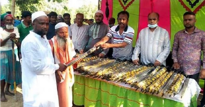 কাহালুর ভাটোহালীতে সম্ভব্য চেয়ারম্যান প্রার্থী মুঞ্জুর ছাতা বিতরণ