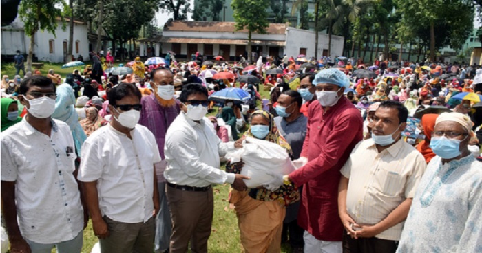 বগুড়ায় কাউন্সিলরের উদ্যোগে ১২০০ পরিবারের মাঝে ঈদ সামগ্রী বিতরণ