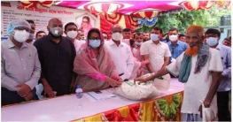 সোনাতলায় বন্যার্তদের মাঝে ত্রান বিতরণ করেন এমপি সাহাদারা মান্নান সোনাতলায় বন্যার্তদের মাঝে ত্রান বিতরণ করেন এমপি সাহাদারা মান্নান