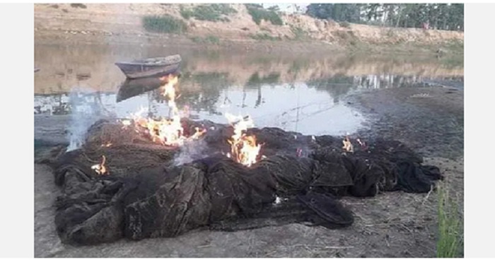 সারিয়াকান্দিতে বাঙ্গালী নদী থেকে অবৈধ জাল জব্দ