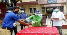আদমদীঘিতে গ্রাম পুলিশের মাঝে ঈদ উপহার সামগ্রী বিতরণ আদমদীঘিতে গ্রাম পুলিশের মাঝে ঈদ উপহার সামগ্রী বিতরণ