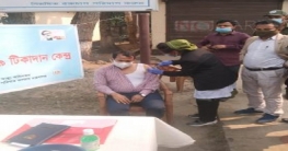 ভ্যাকসিন নিলেন সারিয়াকান্দি’র ইউএনও রাসেল মিয়া ভ্যাকসিন নিলেন সারিয়াকান্দি’র ইউএনও রাসেল মিয়া