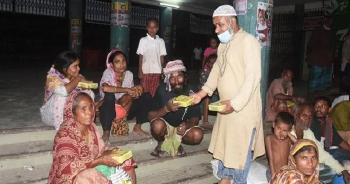 বগুড়ায় দেড়শতাধিক দুস্থদের মাঝে রাতের খাবার বিতরণ বগুড়ায় দেড়শতাধিক দুস্থদের মাঝে রাতের খাবার বিতরণ