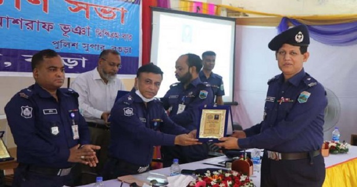 কাহালু থানায় শ্রেষ্ঠ ওসি হিসেবে সম্মাননা স্মারক পেলেন লতিফুল কাহালু থানায় শ্রেষ্ঠ ওসি হিসেবে সম্মাননা স্মারক পেলেন লতিফুল