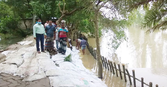 নন্দীগ্রামে বন্যার শঙ্কায় ঝুঁকিপূর্ণ বাঁধ সংস্কার