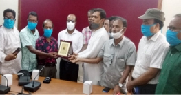 সোনাতলা প্রেসক্লাবের পক্ষথেকে বিদায়ী ইউএনও কে ক্রেষ্ট প্রদান সোনাতলা প্রেসক্লাবের পক্ষথেকে বিদায়ী ইউএনও কে ক্রেষ্ট প্রদান
