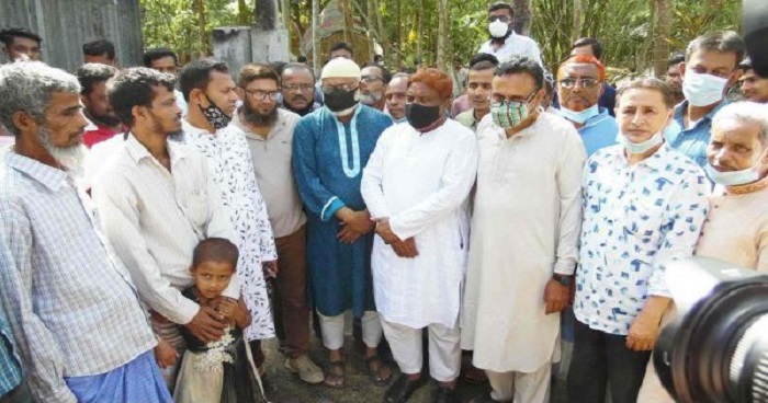 গাবতলীতে আগুনে পোড়া পরিবারের পাশে জেলা আ’লীগের সম্পাদক দুলু