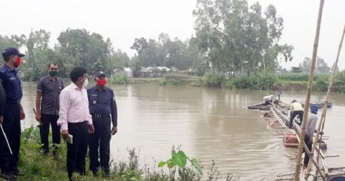 ধুনটে ভ্রাম্যমাণ আদালতে অবৈধ বালু উত্তোলনের ড্রেজার মেশিন জব্দ