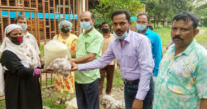 ধুনটে কর্মহীনদের মাঝে খাদ্য সহায়তা বিতরণ