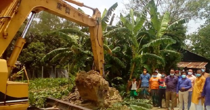 কাহালুতে কৃষকদের জমি থেকে পানি নিস্কাশনের ব্যবস্থা করলেন ইউএনও