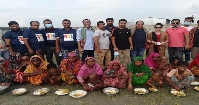 রোটারি ক্লাব অব বগুড়ার উদ্যোগে চরাঞ্চলে মানুষের মাঝে খাবার বিতরণ