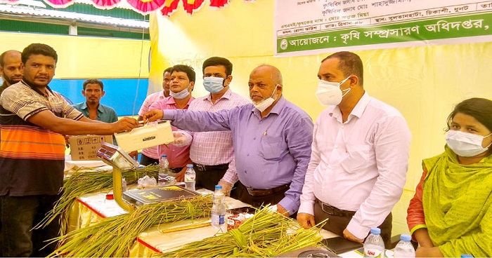 ধুনটে কৃষান-কৃষানীরা পেলেন বীজ সংরক্ষণ উপকরণ