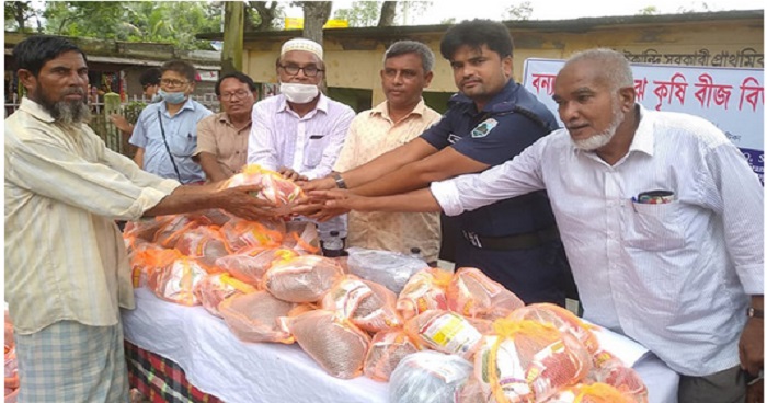 সারিয়াকান্দিতে শতাধিক কৃষকের মাঝে বিনামূল্যে সবজি বীজ বিতরণ