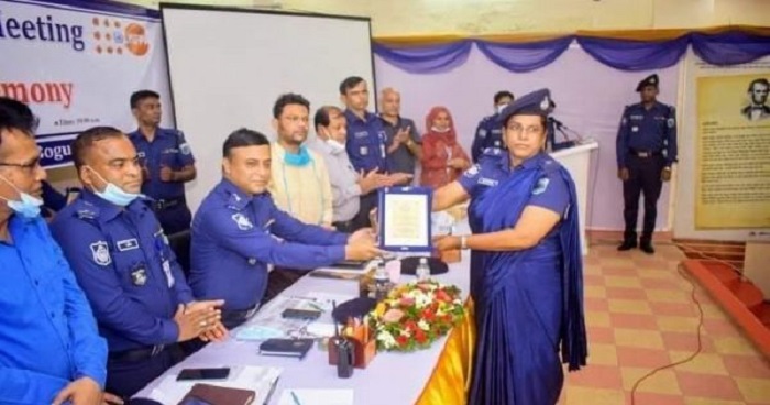কাহালু থানার এসআই গুলবাহার খাতুনকে ক্রেস্ট প্রদান কাহালু থানার এসআই গুলবাহার খাতুনকে ক্রেস্ট প্রদান