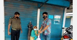 খাবার দিয়ে অসহায় অসুস্থ্য বৃদ্ধাকে ঘরে ফেরালেন ইউএনও খাবার দিয়ে অসহায় অসুস্থ্য বৃদ্ধাকে ঘরে ফেরালেন ইউএনও
