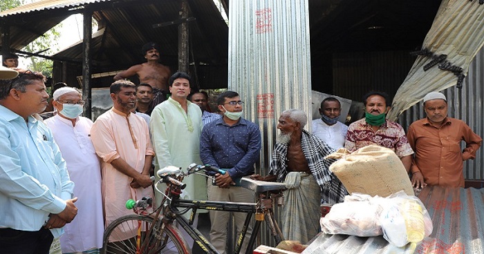 ধুনটে অগ্নিকাণ্ডে ক্ষতিগ্রস্ত ভ্যান চালকের পাশে এমপি হাবিবর