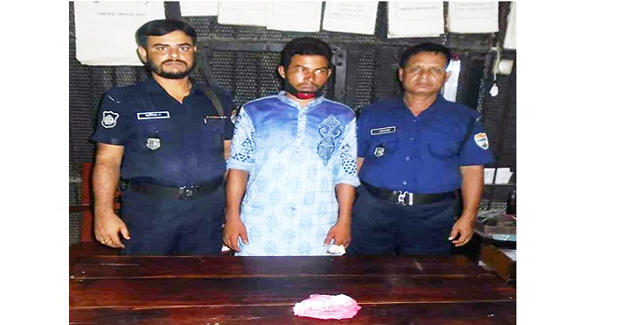 বগুড়ায় ট্রেনের বগি থেকে নেশার এ্যাম্পুলসহ যুবক গ্রেফতার বগুড়ায় ট্রেনের বগি থেকে নেশার এ্যাম্পুলসহ যুবক গ্রেফতার
