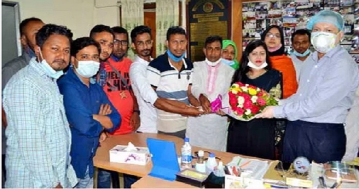 বগুড়ায় ড. রেজাউল আলমকে ফুলেল শুভেচ্ছা বগুড়ায় ড. রেজাউল আলমকে ফুলেল শুভেচ্ছা