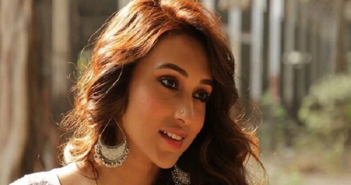 কী করব? লকডাউনে মিমির ট্যুইটে নেটিজেনদের ভিড় কী করব? লকডাউনে মিমির ট্যুইটে নেটিজেনদের ভিড়