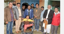সুমনের মুখে বিজয়ের হাসি ফুটানোর জন্য বাড়ী গিয়ে হুইল চেয়ার প্রদান সুমনের মুখে বিজয়ের হাসি ফুটানোর জন্য বাড়ী গিয়ে হুইল চেয়ার প্রদান
