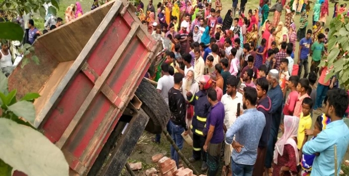 বগুড়ায় সড়কে সেনা সদস্যসহ দুজন নিহত বগুড়ায় সড়কে সেনা সদস্যসহ দুজন নিহত