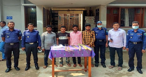 বগুড়ায় ডাকাতির প্রস্তুতিকালে ডাকাতদলের ৪ সদস্য অস্ত্রসহ গ্রেফতার বগুড়ায় ডাকাতির প্রস্তুতিকালে ডাকাতদলের ৪ সদস্য অস্ত্রসহ গ্রেফতার