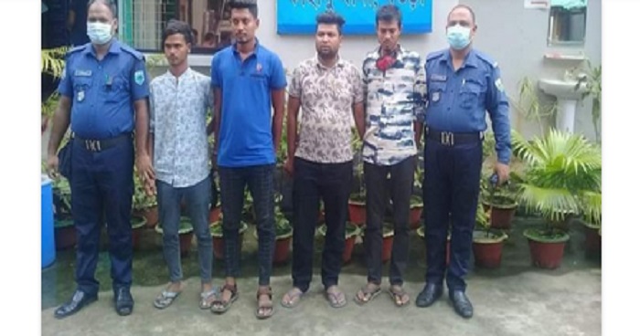 কাহালুতে পুলিশের সাথে মাদকসেবীদের ধস্তাধস্তি, চাকুসহ গ্রেফতার ৪ কাহালুতে পুলিশের সাথে মাদকসেবীদের ধস্তাধস্তি, চাকুসহ গ্রেফতার ৪